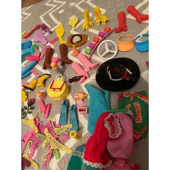 Vintage Barbies & Vintage Clothes & Vintage Accessories Big Lot - Picture 12 of 16